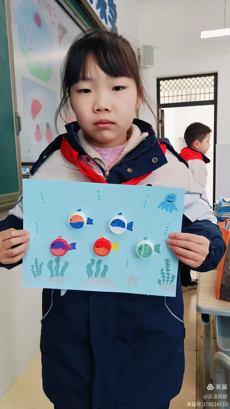 芙蓉学校2212班手工课《瓶盖创意画》